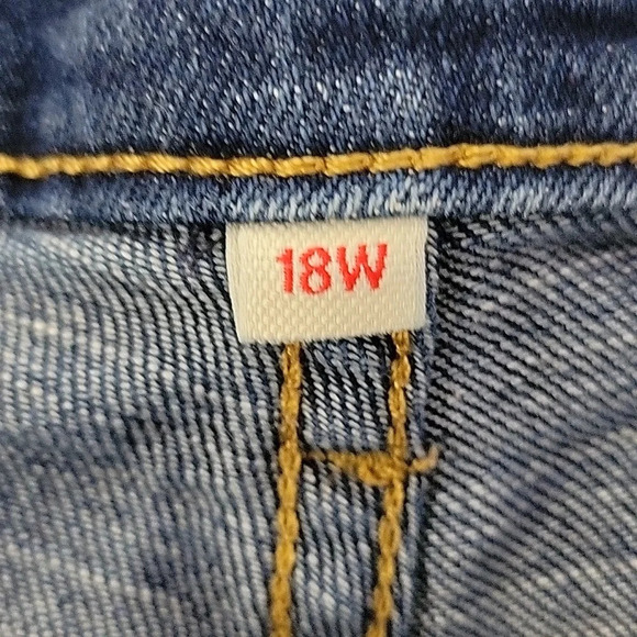 Levi Strauss Jean Shorts - Picture 5 of 9